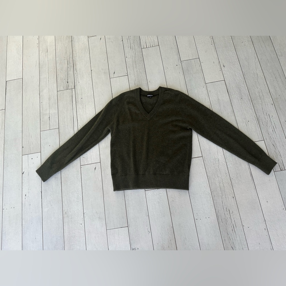 Women's Classic V-Neck Cashmere Sweater - Olive Green